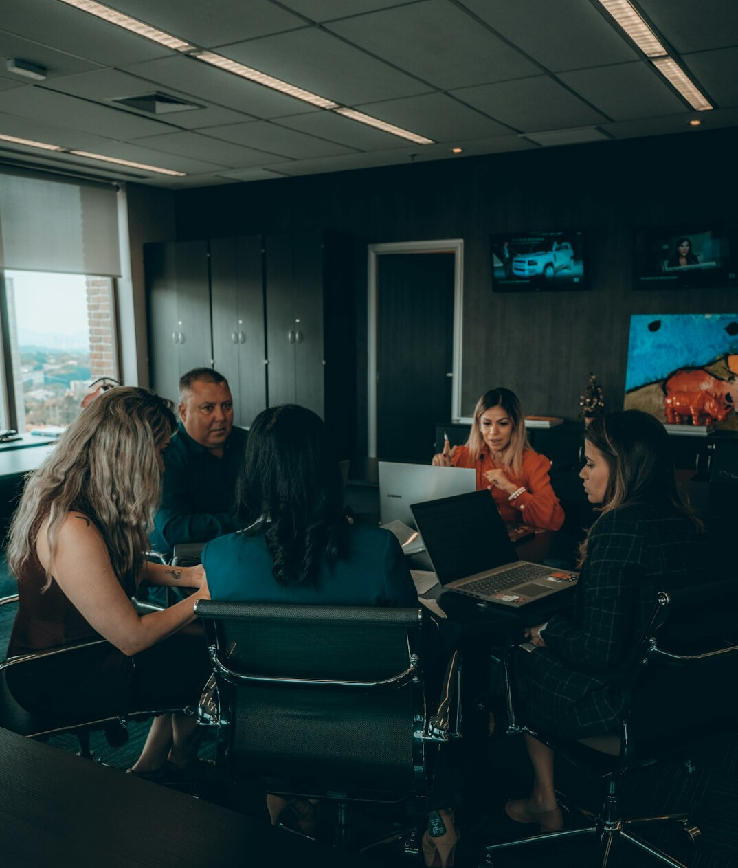 woman leading team meeting